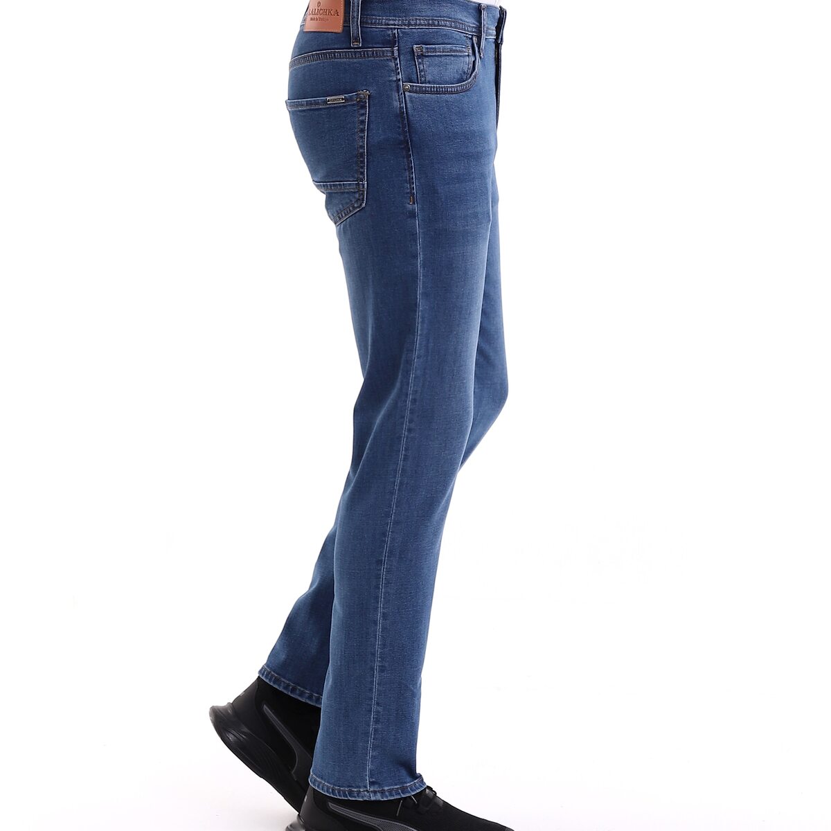 Брюки, наш завод под заказ принимает джинсовые продукты .  можете брат из нашего коллекция модели   женские и мужские много моделов есть    цены жен от 9 до 11 дол. мужские от 10 до 13 долар . цена зависит  от цена ткана и стирка арт.474041