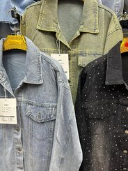 Куртки, ветровки, джинсовая куртка со стразами.
размер стандарт оверсайз 
цвета: 3 ( светлая/зеленая джинса/черный) арт.490508
