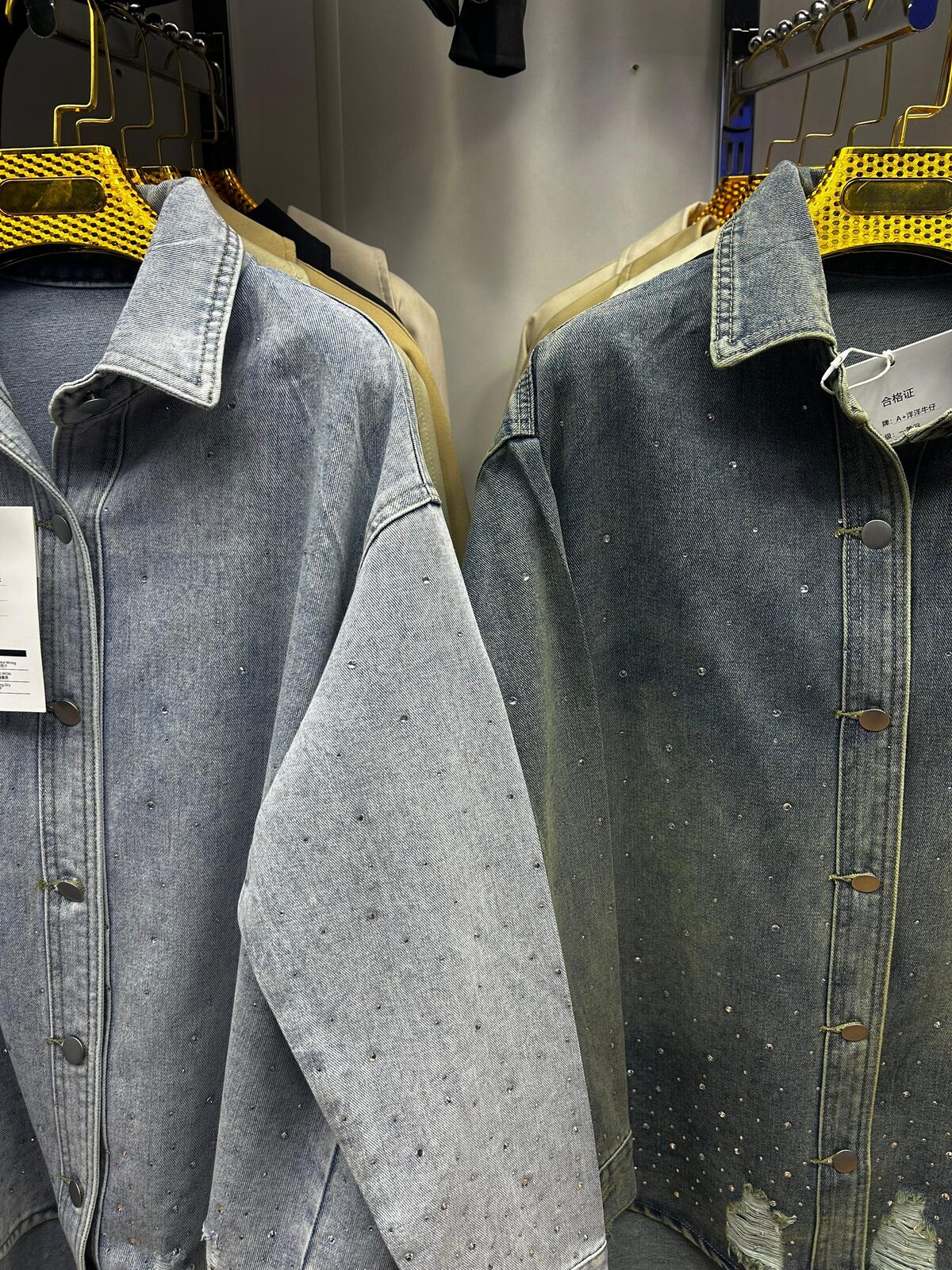 Рубашки, oversized 
рваная джинсовая рубашка со стразами.
цвета: 2 (грязная и светлая джинса) арт.490509