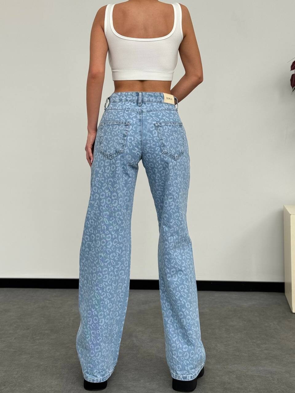 Брюки, самые трендовые джинсы  
качество — lux denim 
ткань — zara jeans 
производство — turkey 
размеры:  25–26–27–28
                          2.   2.   2.    1.    
в упаковке — 7 штук
длина — 110 см 
цвет — лео арт.490685