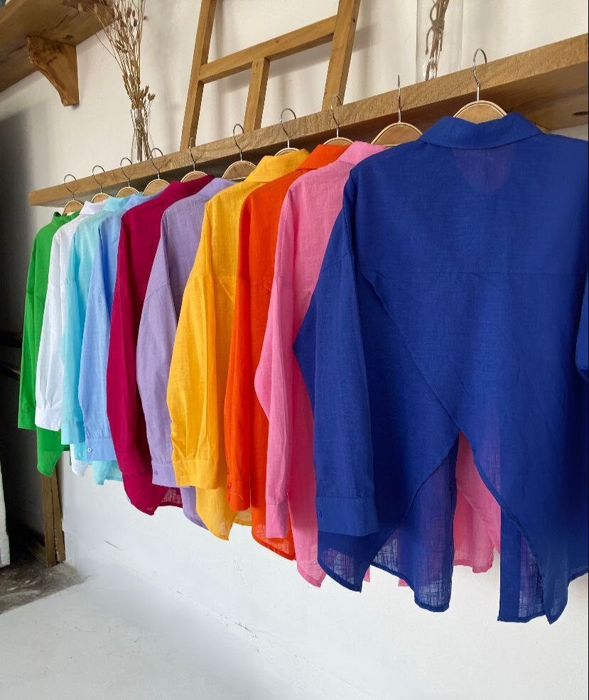 Рубашки, легкие рубашки с вырезом на спине 
более 10 расцветок хлопковых рубашек свободного кроя  
размер: оверсайз (до 50 размера) арт.490703